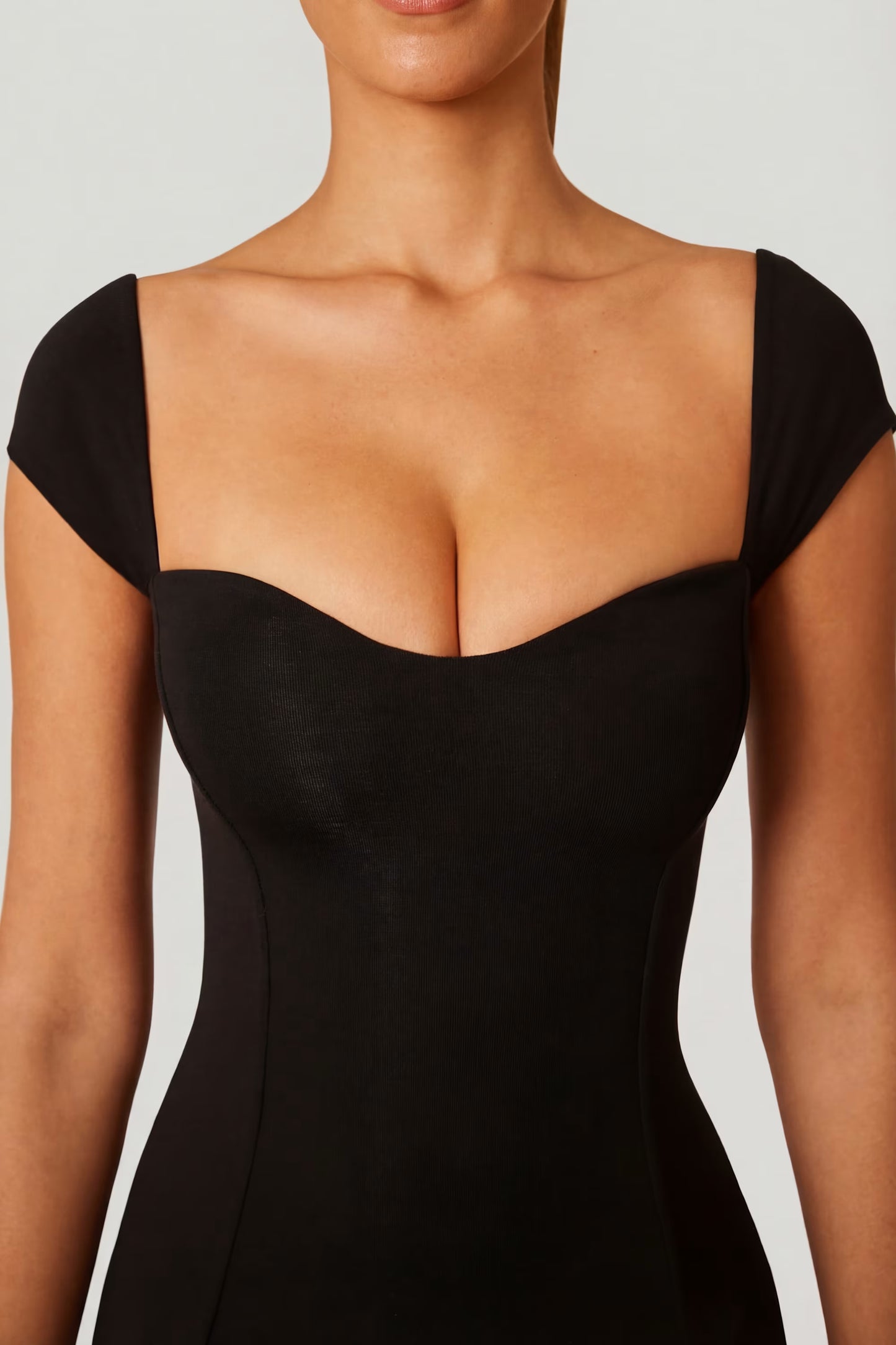 Vestido Sorelle Largo Negro Con Escote Corazón